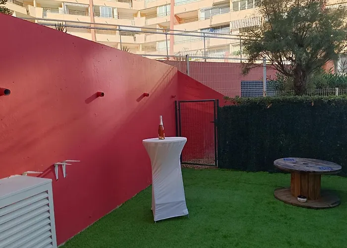 Beautiful With Direct Access דירה